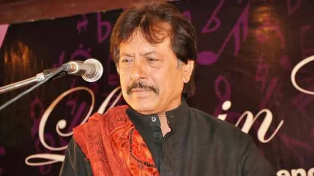 I am Feeling Ashamed that I Made Anthems for Tehreek-e-Insaaf” Famous Singer Attaullah Esa Khelvi Released a Message