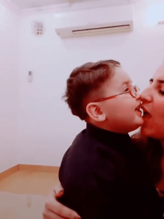 The video of Hareem Shah kissing Pathan Ahmed Shah went Viral